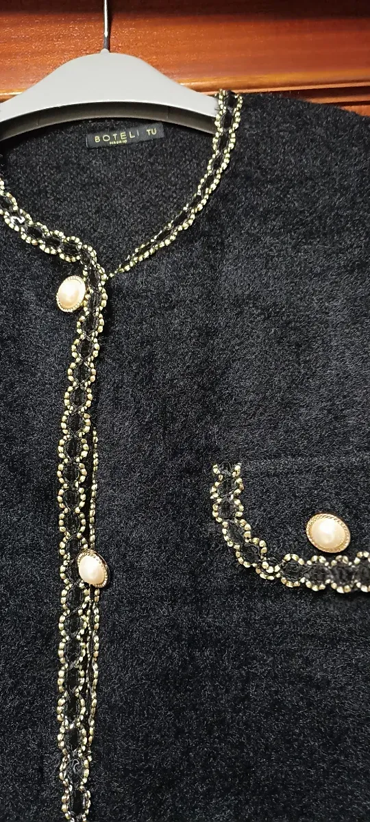 Chaqueta cardigan negra con detalles dorados
