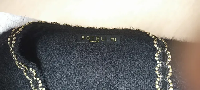 Chaqueta cardigan negra con detalles dorados