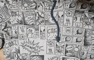 Sudadera Intercult con capucha cómic BLACK FRIDAY