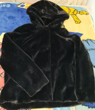 Abrigo negro con capucha