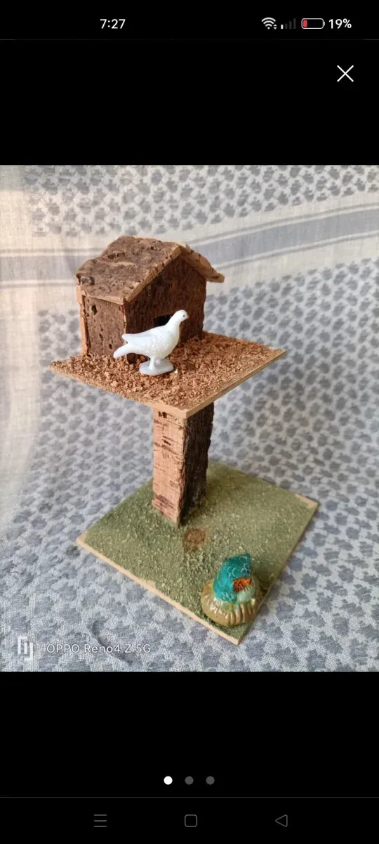 Palomar de Belén con figura de paloma y búho.