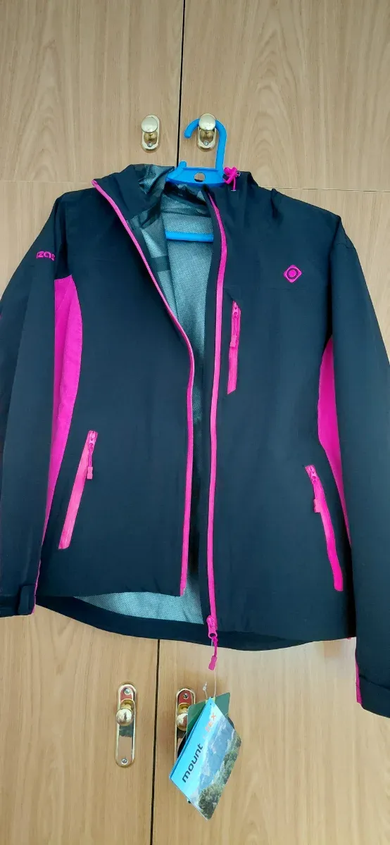 Chaqueta Izas impermeable negra y fucsia