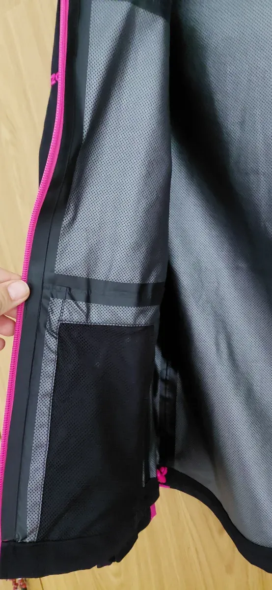 Chaqueta Izas impermeable negra y fucsia