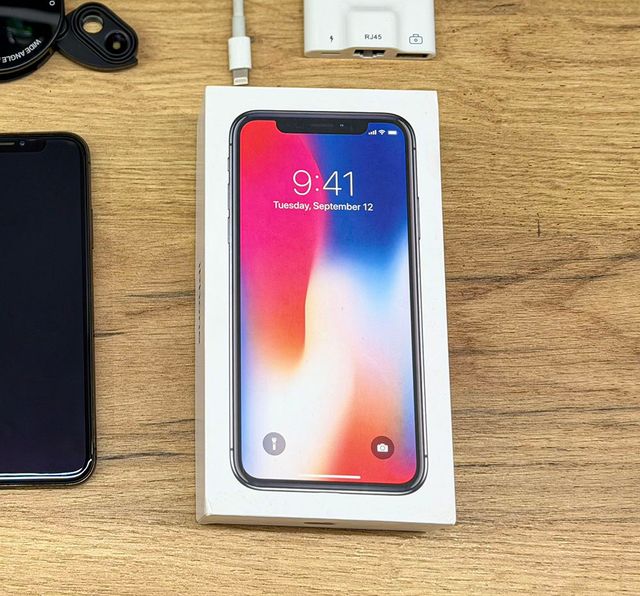 iPhone X 64GB Nero/Argento + Accessori