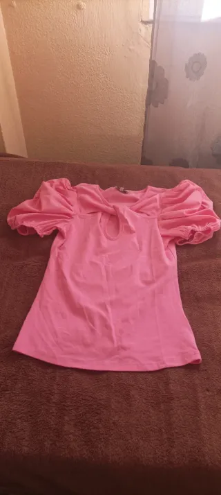 Camiseta rosa con lazada y mangas abullonadas