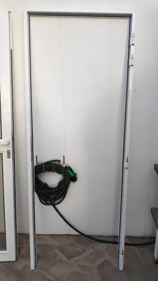 Puerta aluminio mosquitera