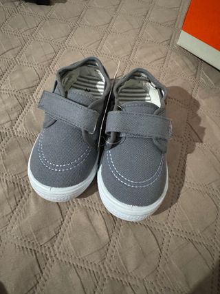 Zapatos grises para niño   con velcro