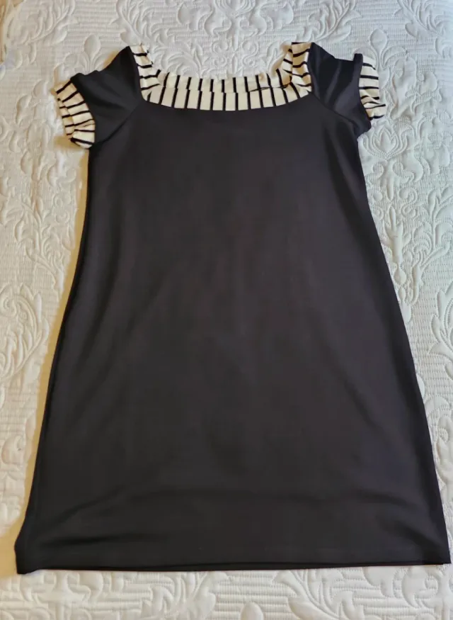 Vestido negro con detalles de rayas