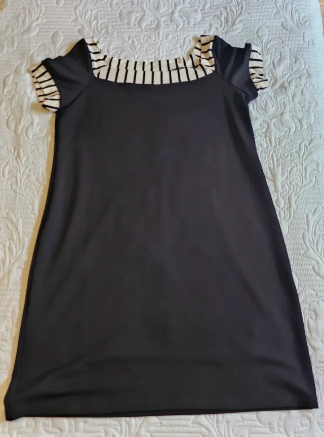 Vestido negro con detalles de rayas