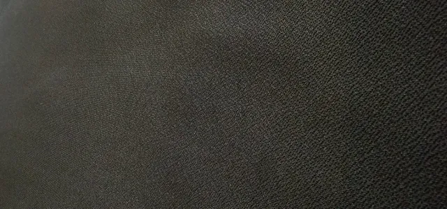 Vestido negro con detalles de rayas