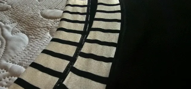 Vestido negro con detalles de rayas