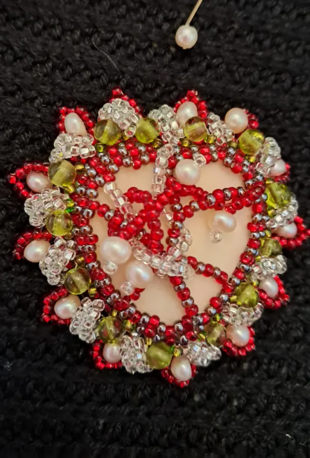 Broche artesanal con perlas y pedrería,