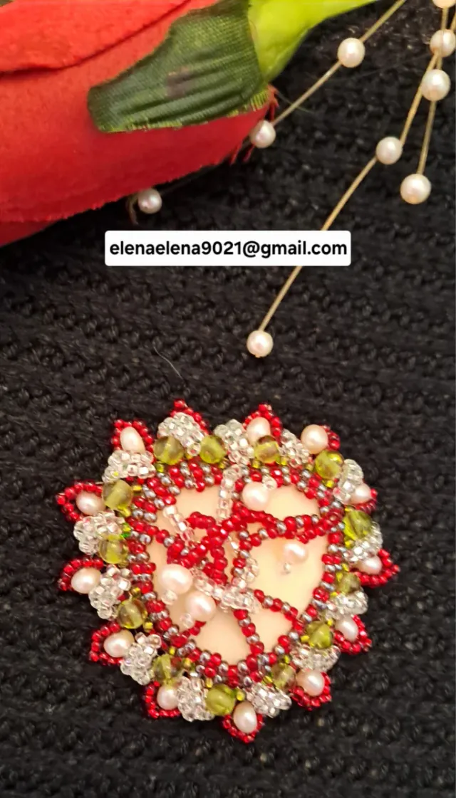 Broche artesanal con perlas y pedrería,