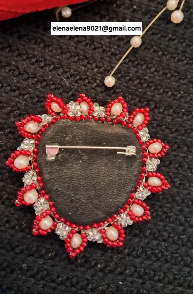 Broche artesanal con perlas y pedrería,