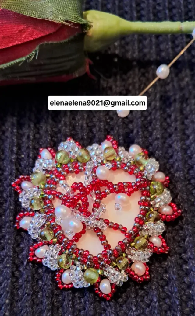 Broche artesanal con perlas y pedrería,