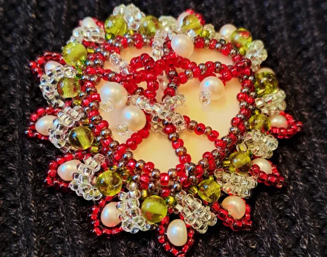 Broche artesanal con perlas y pedrería,