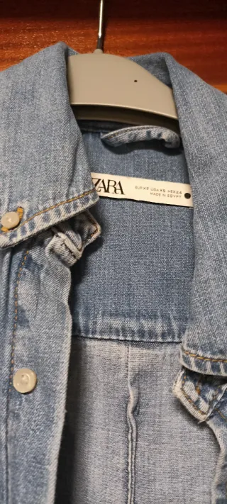 Camisa vaquera Zara.