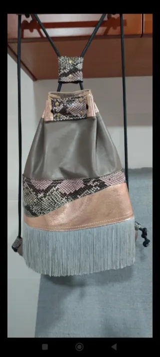 Mochila con flecos y estampado serpiente