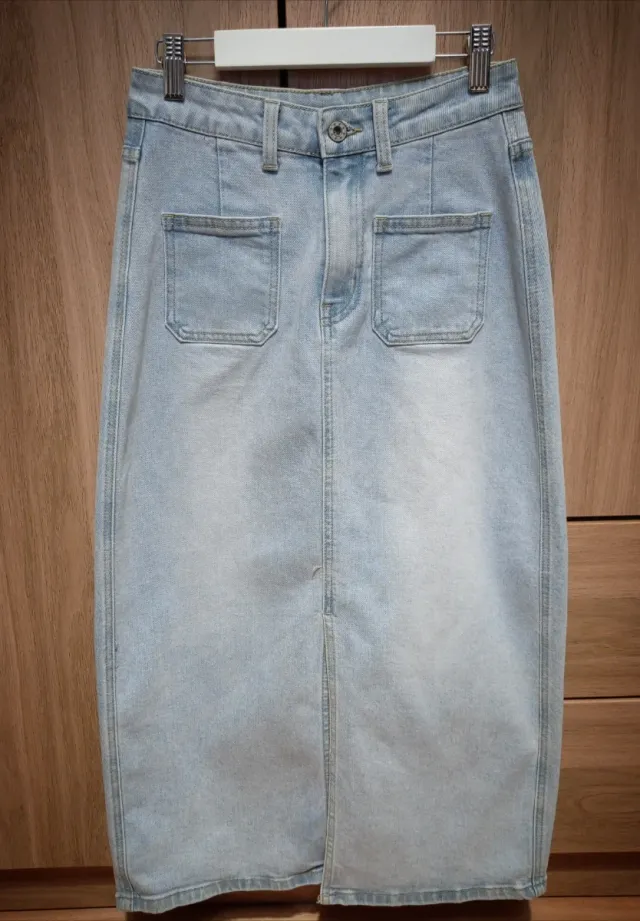 Falda vaquera larga con abertura frontal