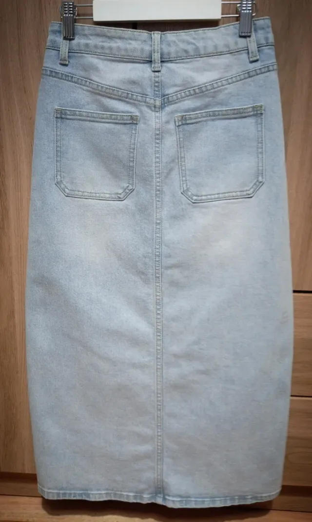 Falda vaquera larga con abertura frontal