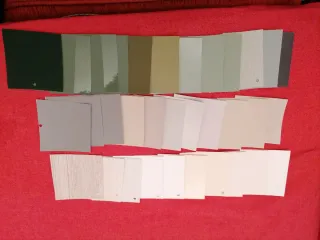 35 cartoncini adesivi con diversi colori e texture