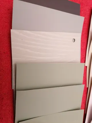 35 cartoncini adesivi con diversi colori e texture