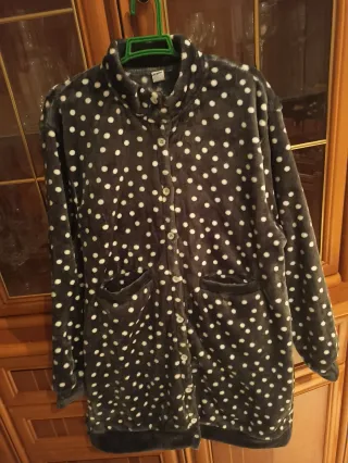 Bata polar lunares gris y blanco