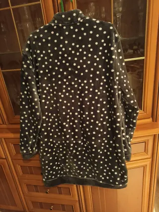 Bata polar lunares gris y blanco