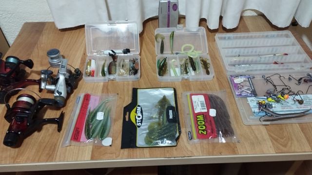 Lote pesca BLACK BASS señuelos y carretes