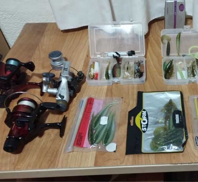 Lote pesca BLACK BASS señuelos y carretes