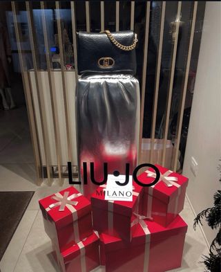 Allestimento vetrina portaoggetti