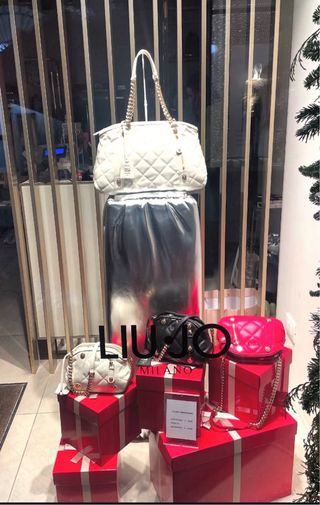 Allestimento vetrina portaoggetti