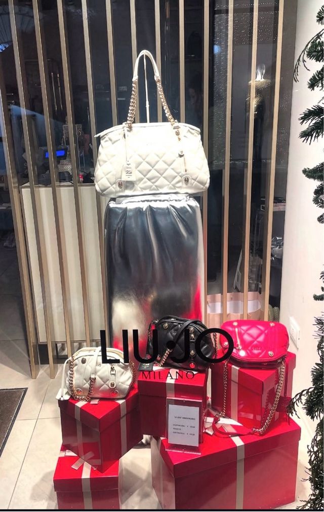 Allestimento vetrina portaoggetti