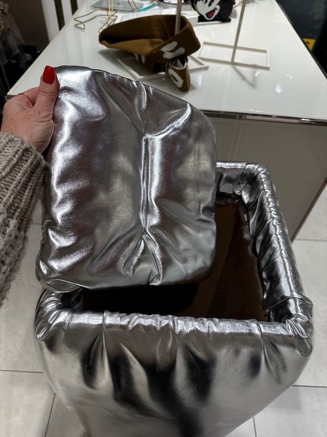 Allestimento vetrina portaoggetti