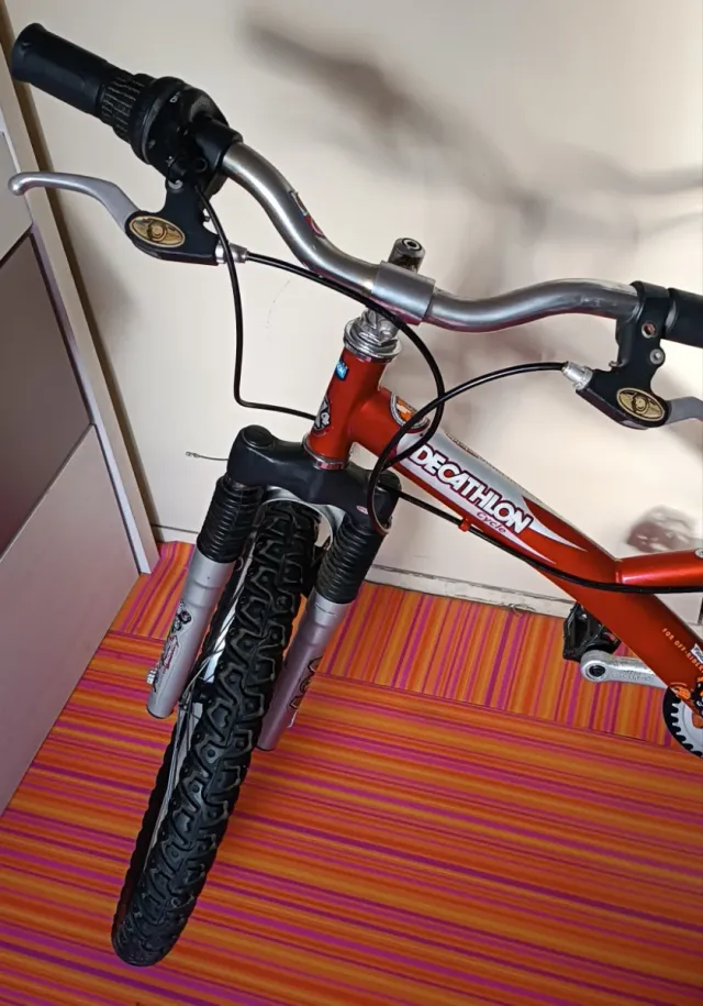 Bicicleta infantil Decathlon roja