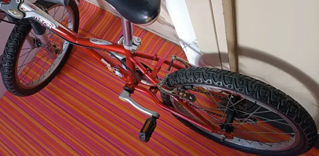 Bicicleta infantil Decathlon roja