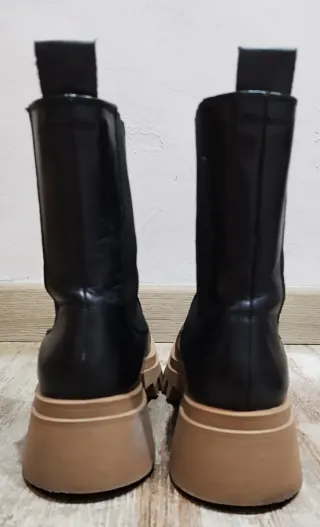 Botines Chelsea piel piso track. Zara.