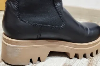 Botines Chelsea piel piso track. Zara.