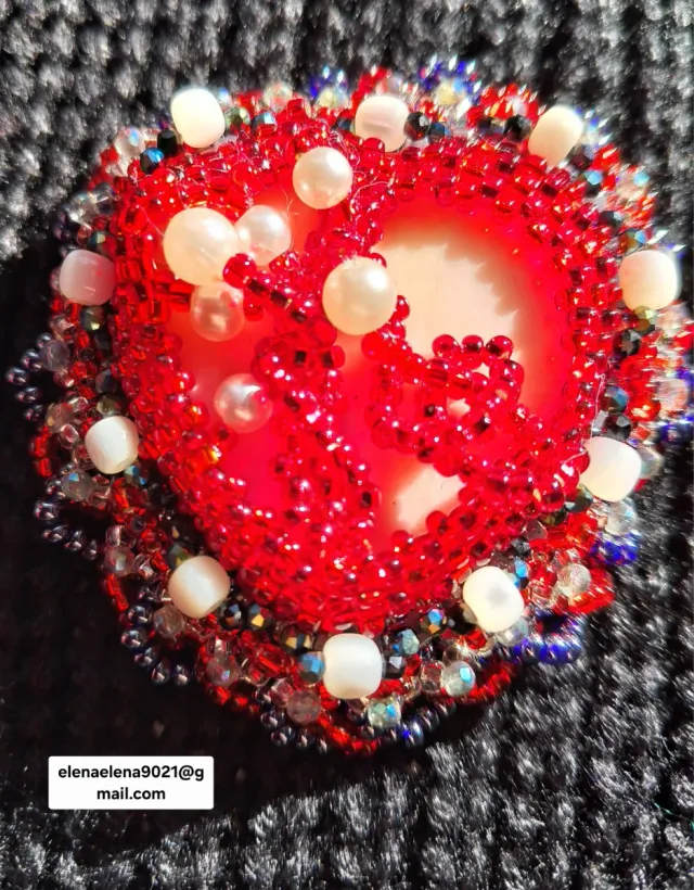 Broche Corazón Rojo y Blanco