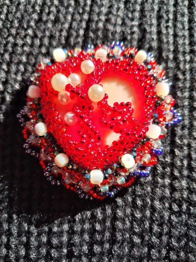 Broche Corazón Rojo y Blanco