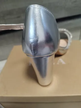 Zapatos de vestir plateados con tacón