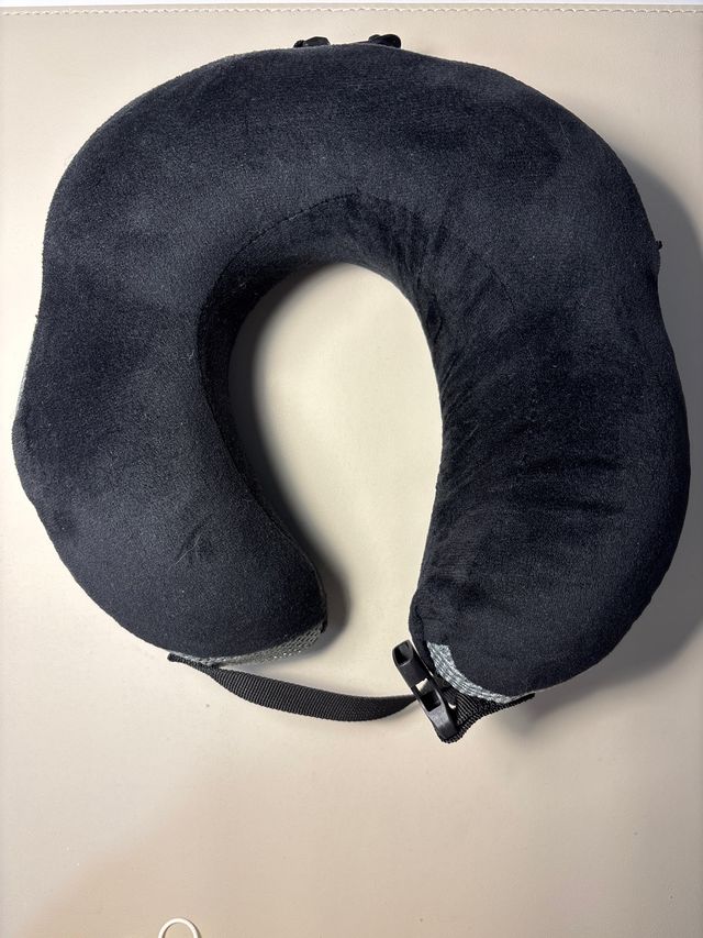 Almohada de viaje negra y gris