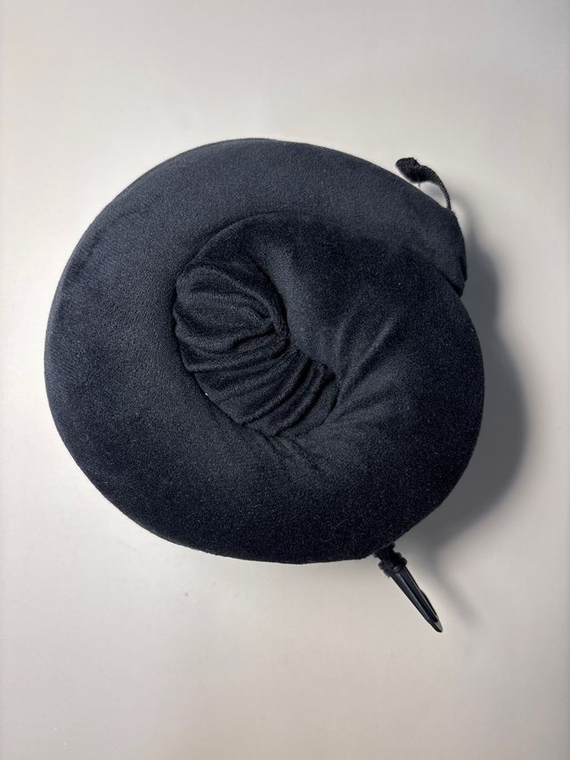 Almohada de viaje negra y gris