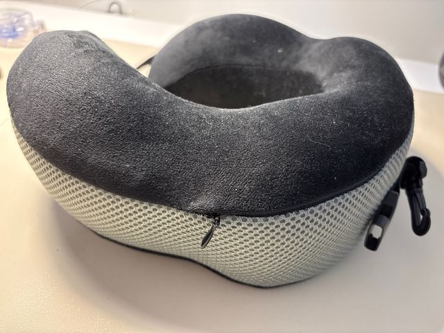 Almohada de viaje negra y gris