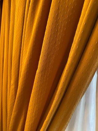 Cortinas Pepe Peñalver color mostaza