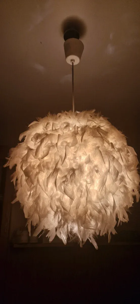 Lámpara de plumas blanca