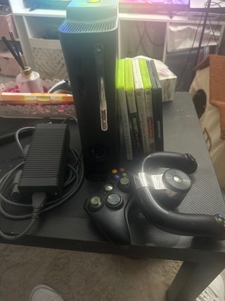 Xbox 360 + 5 juegos + volante y mando + cables así