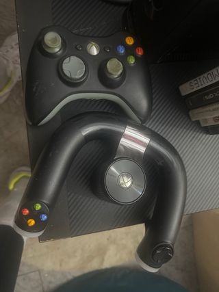 Xbox 360 + 5 juegos + volante y mando + cables así