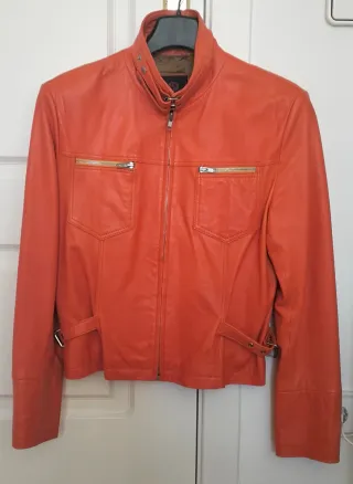Cazadora biker de cuero de color naranja