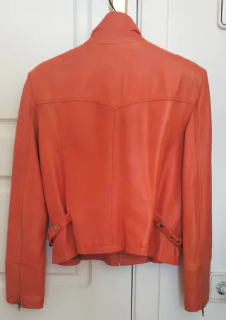 Cazadora biker de cuero de color naranja